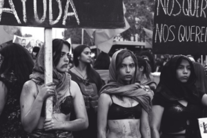 grayscale photography of women marching — Foto por L'Odyssée Belle na Unsplash