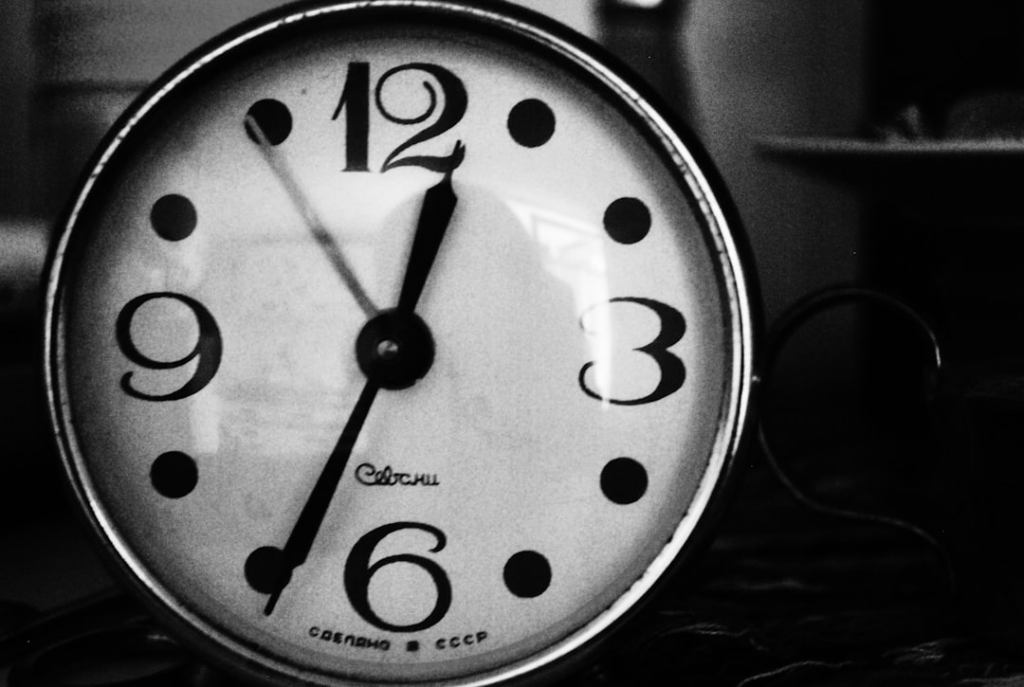 grayscale photo of analog clock — Foto por petradr na Unsplash